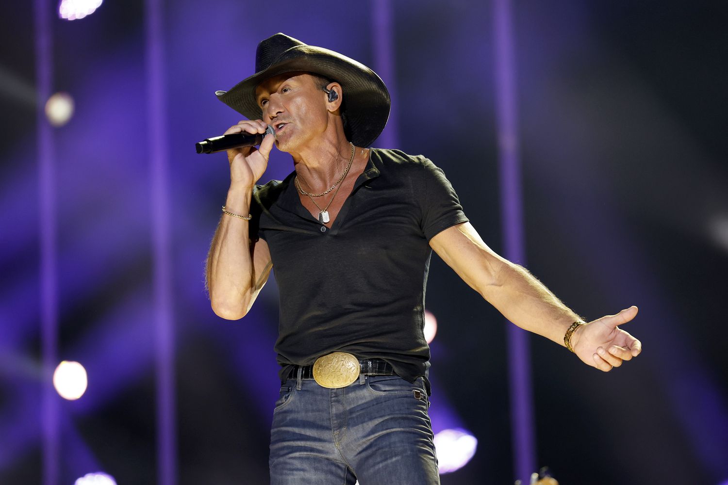 Tim McGraw’s emotional tribute to Toby Keith – “Live Like You Were Dying”