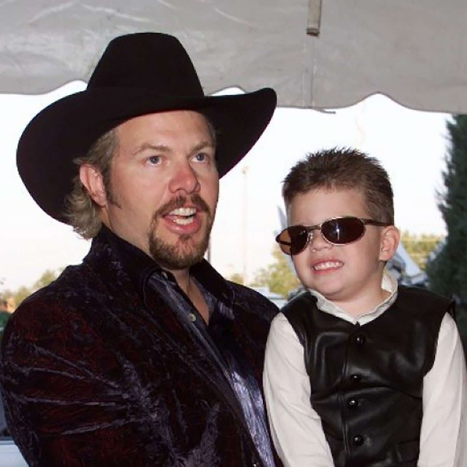 Natalie Maines' Heartfelt Tribute To Toby Keith: The Story Behind The Song. - en57lfw